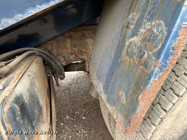 image for item MQ9522 2004 International 4400  refuse truck