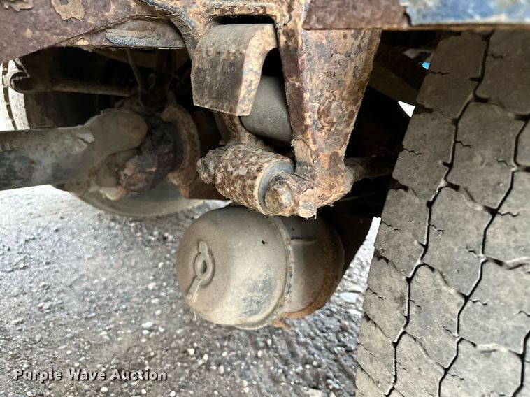 image for item MQ9522 2004 International 4400  refuse truck