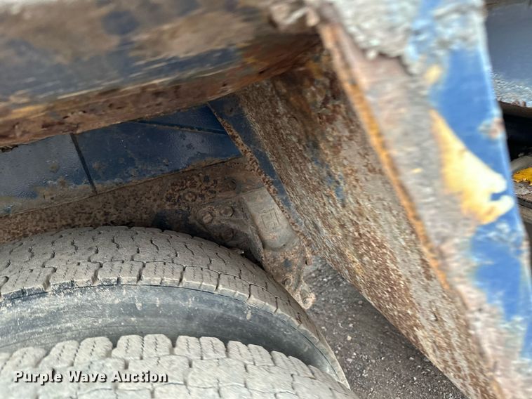 image for item MQ9522 2004 International 4400  refuse truck