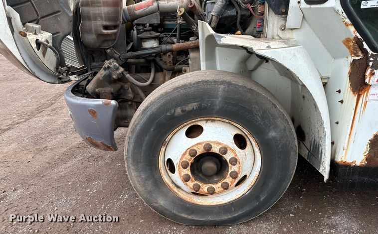 image for item MQ9522 2004 International 4400  refuse truck