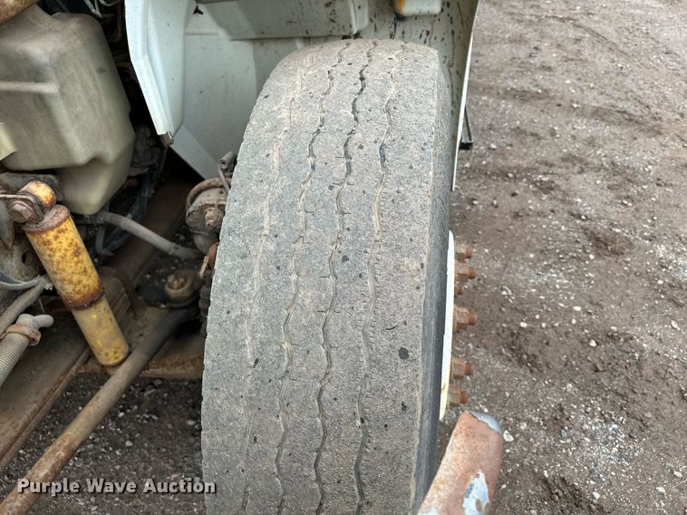 image for item MQ9522 2004 International 4400  refuse truck