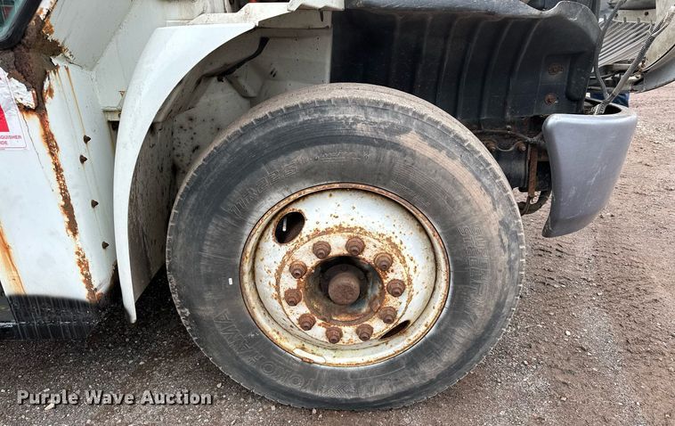 image for item MQ9522 2004 International 4400  refuse truck