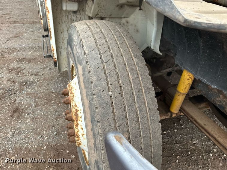 image for item MQ9522 2004 International 4400  refuse truck