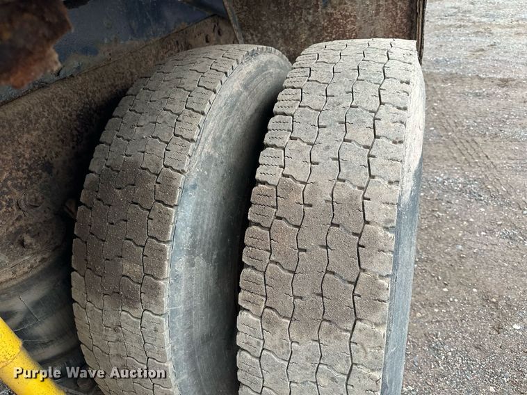 image for item MQ9522 2004 International 4400  refuse truck