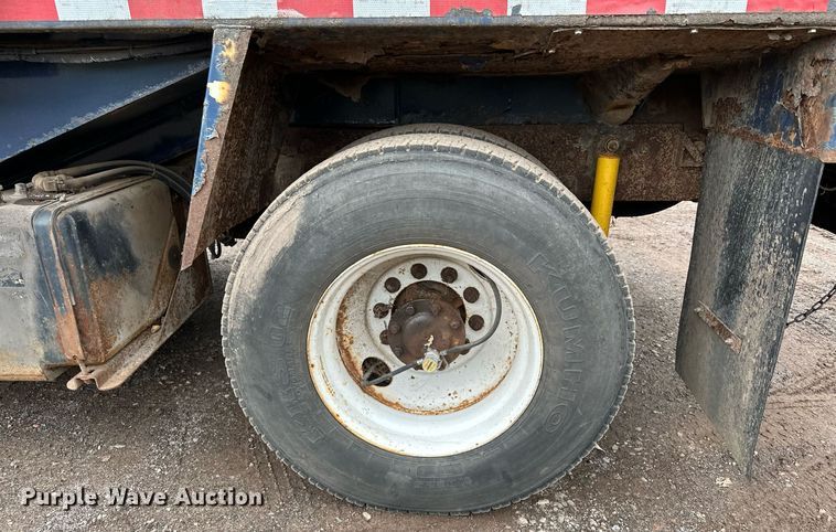 image for item MQ9522 2004 International 4400  refuse truck