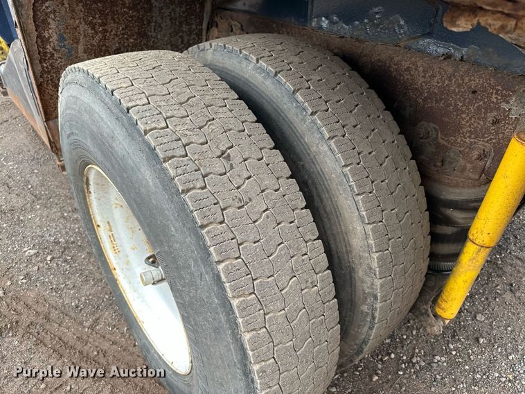 image for item MQ9522 2004 International 4400  refuse truck