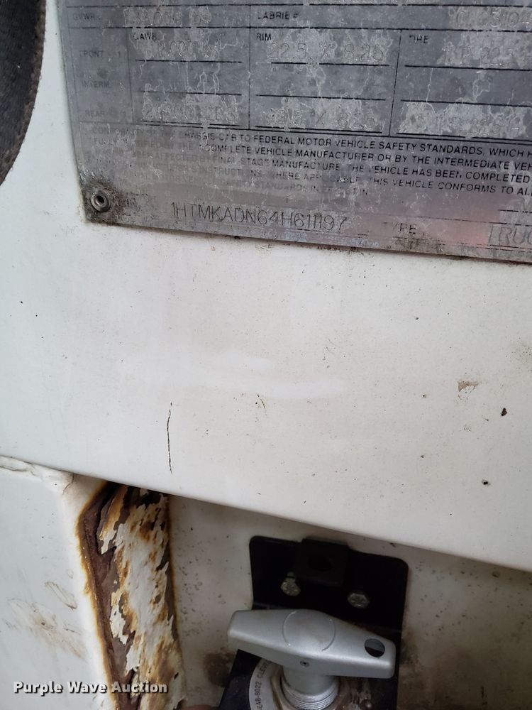 image for item MQ9522 2004 International 4400  refuse truck