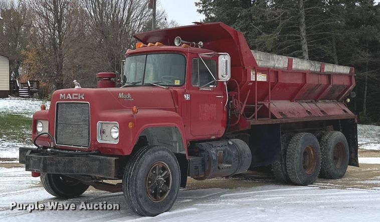 image for item MQ9528 1984 Mack R686ST  spreader truck