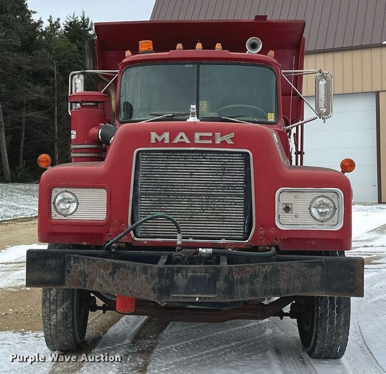 image for item MQ9528 1984 Mack R686ST  spreader truck