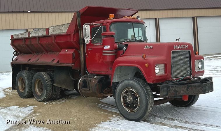 image for item MQ9528 1984 Mack R686ST  spreader truck