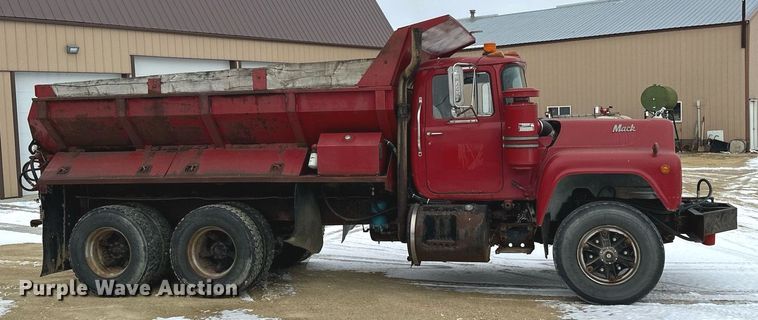 image for item MQ9528 1984 Mack R686ST  spreader truck