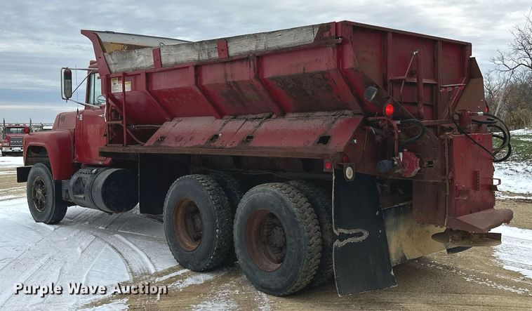 image for item MQ9528 1984 Mack R686ST  spreader truck