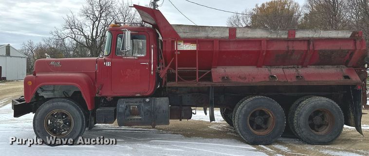 image for item MQ9528 1984 Mack R686ST  spreader truck