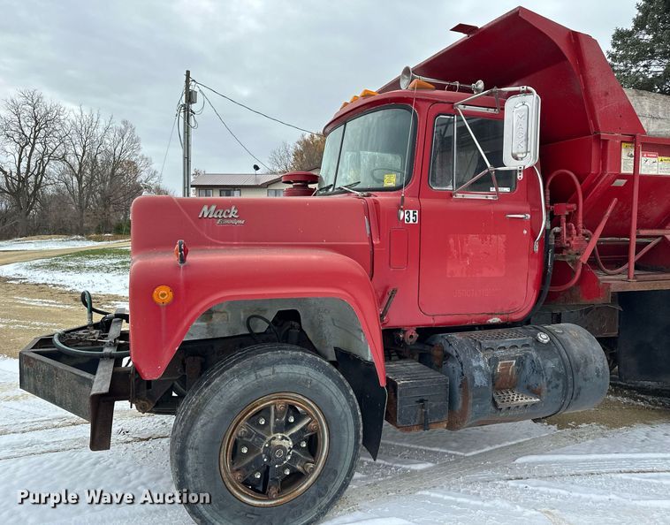 image for item MQ9528 1984 Mack R686ST  spreader truck