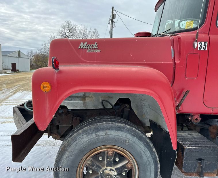 image for item MQ9528 1984 Mack R686ST  spreader truck