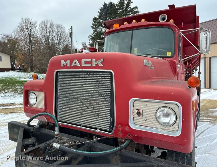 image for item MQ9528 1984 Mack R686ST  spreader truck