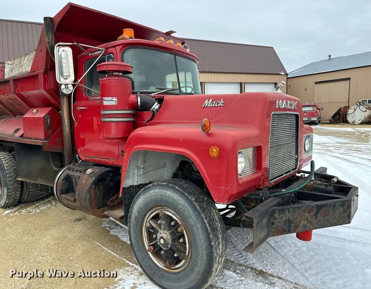 image for item MQ9528 1984 Mack R686ST  spreader truck