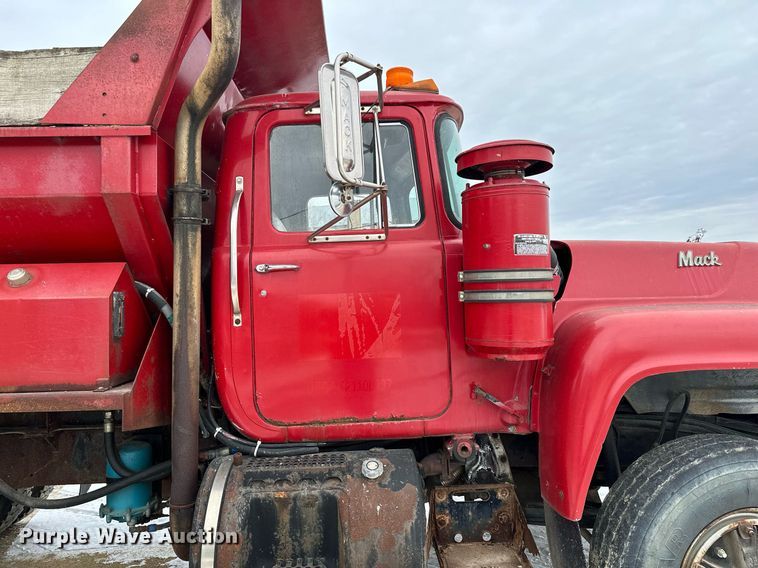 image for item MQ9528 1984 Mack R686ST  spreader truck