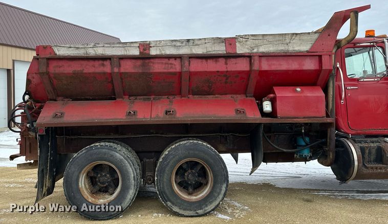 image for item MQ9528 1984 Mack R686ST  spreader truck