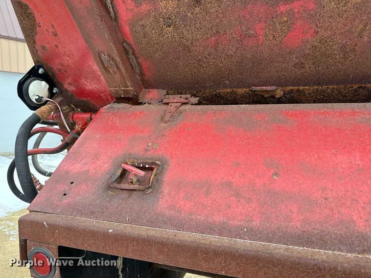 image for item MQ9528 1984 Mack R686ST  spreader truck