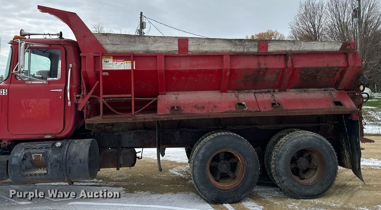 image for item MQ9528 1984 Mack R686ST  spreader truck