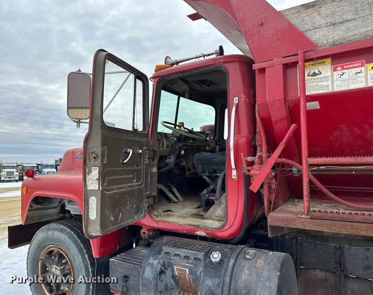 image for item MQ9528 1984 Mack R686ST  spreader truck