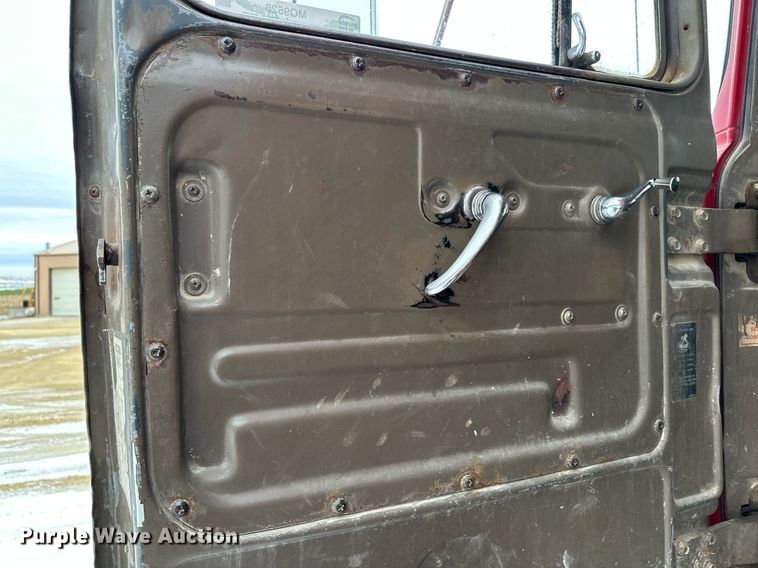 image for item MQ9528 1984 Mack R686ST  spreader truck