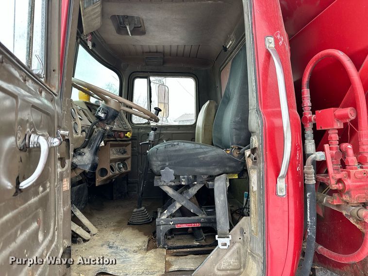 image for item MQ9528 1984 Mack R686ST  spreader truck