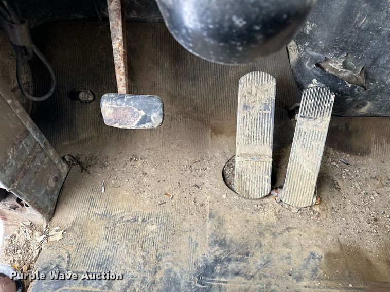 image for item MQ9528 1984 Mack R686ST  spreader truck