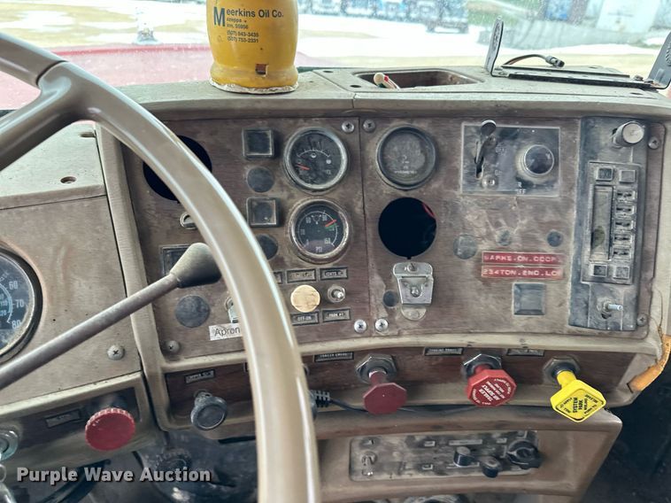 image for item MQ9528 1984 Mack R686ST  spreader truck