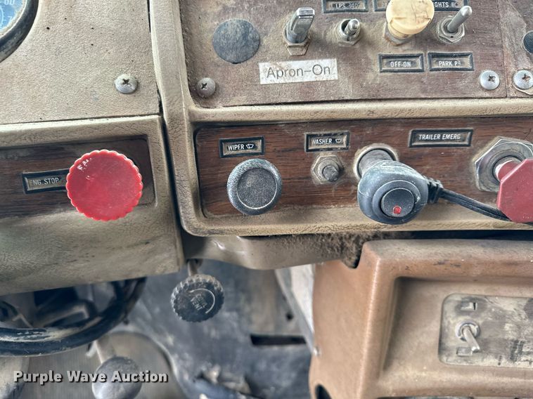 image for item MQ9528 1984 Mack R686ST  spreader truck