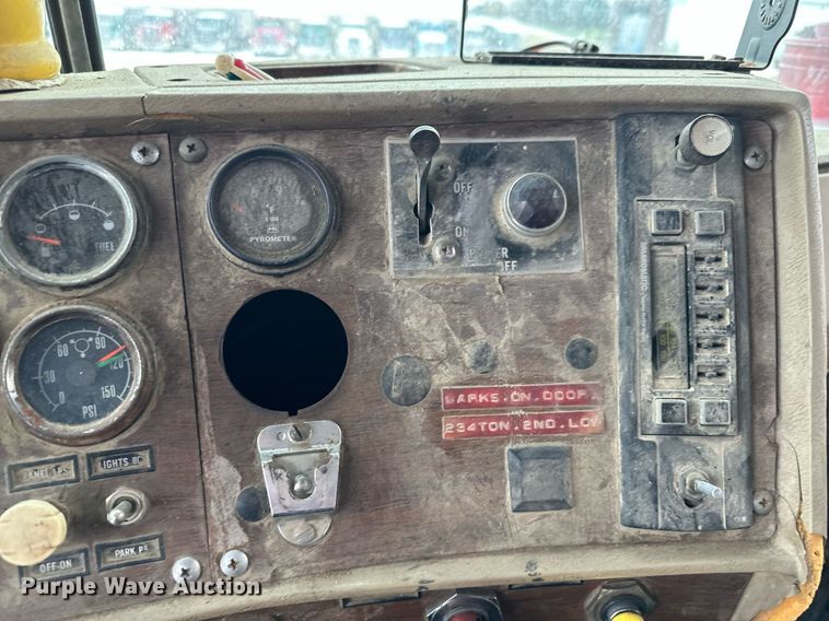 image for item MQ9528 1984 Mack R686ST  spreader truck