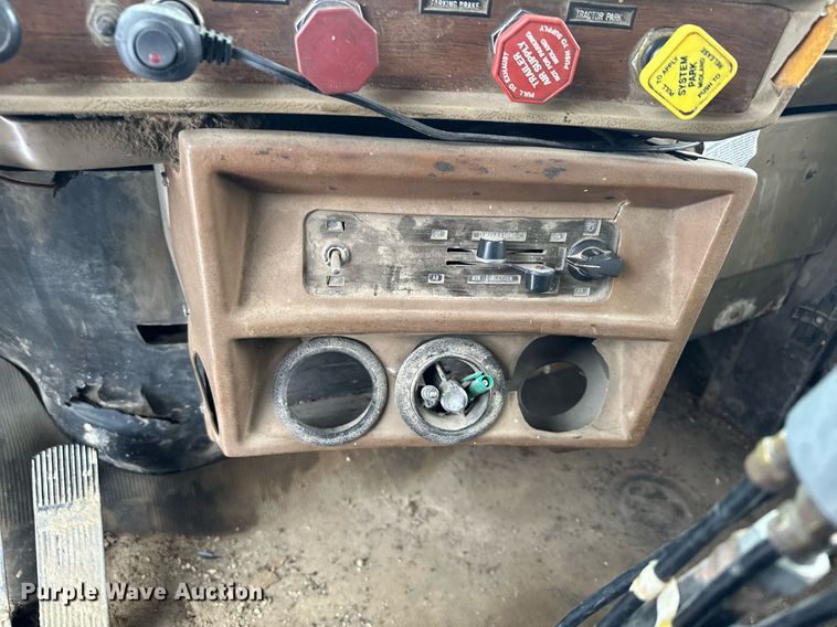 image for item MQ9528 1984 Mack R686ST  spreader truck