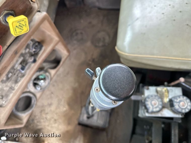 image for item MQ9528 1984 Mack R686ST  spreader truck