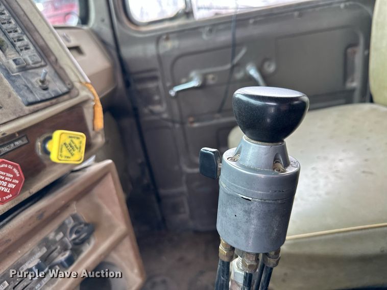 image for item MQ9528 1984 Mack R686ST  spreader truck