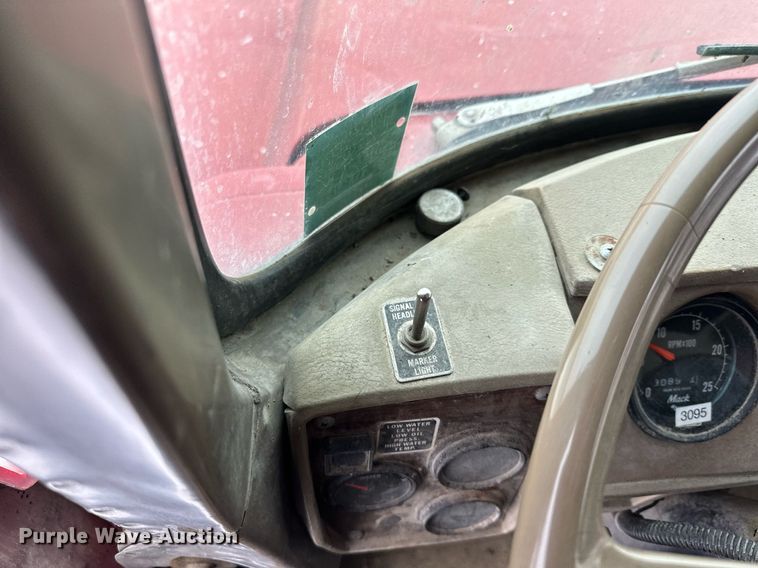 image for item MQ9528 1984 Mack R686ST  spreader truck