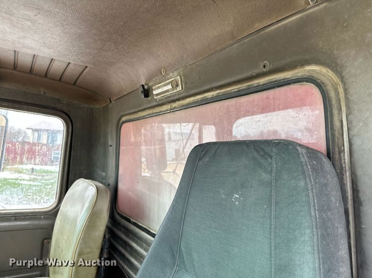 image for item MQ9528 1984 Mack R686ST  spreader truck