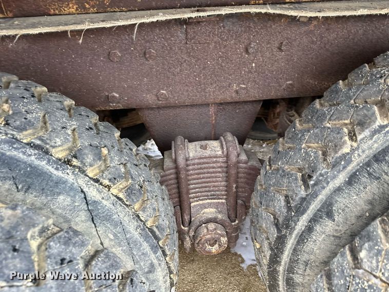 image for item MQ9528 1984 Mack R686ST  spreader truck