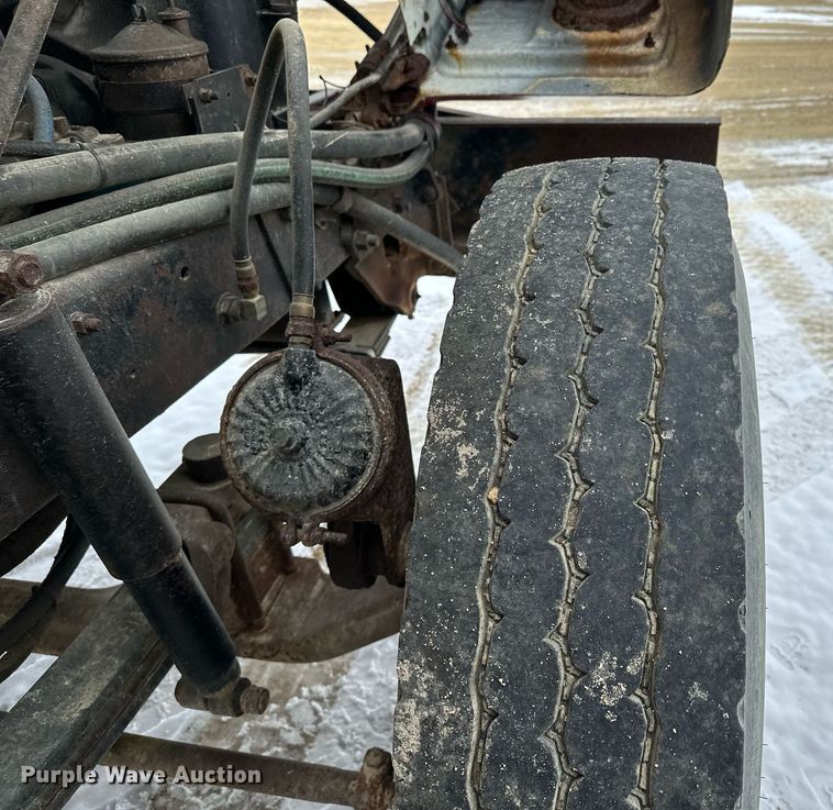 image for item MQ9528 1984 Mack R686ST  spreader truck