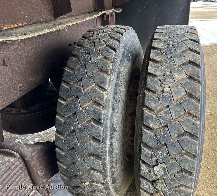 image for item MQ9528 1984 Mack R686ST  spreader truck