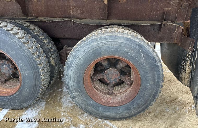 image for item MQ9528 1984 Mack R686ST  spreader truck