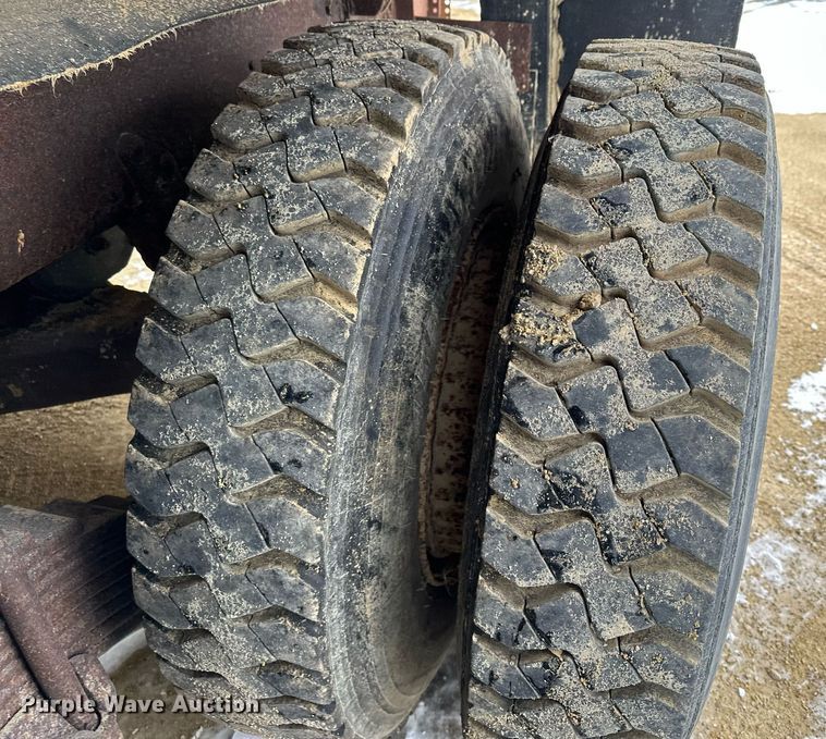 image for item MQ9528 1984 Mack R686ST  spreader truck