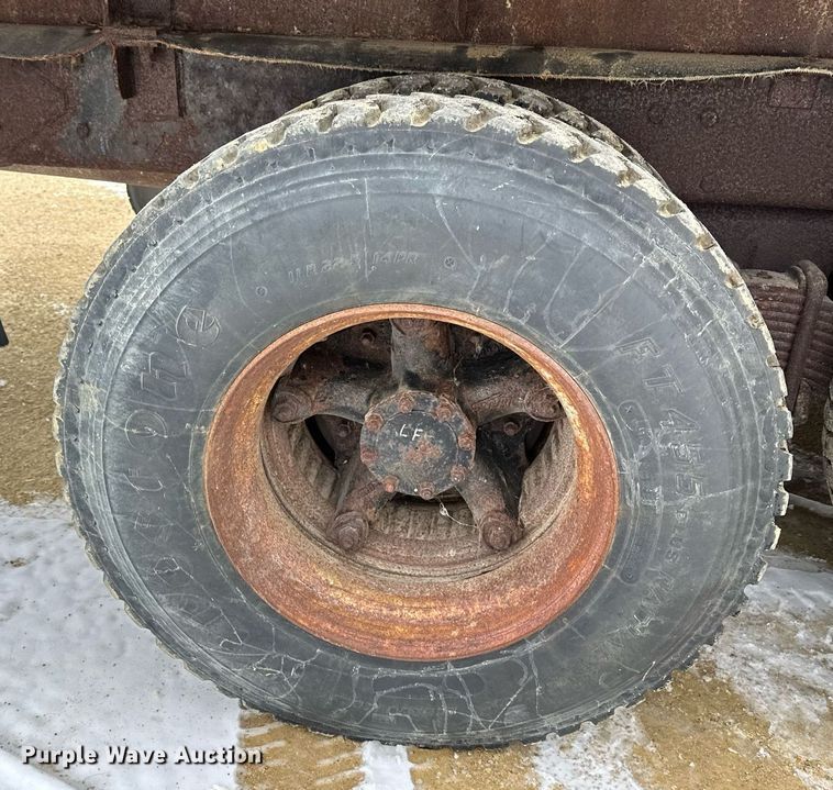 image for item MQ9528 1984 Mack R686ST  spreader truck