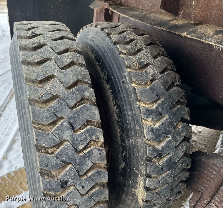 image for item MQ9528 1984 Mack R686ST  spreader truck