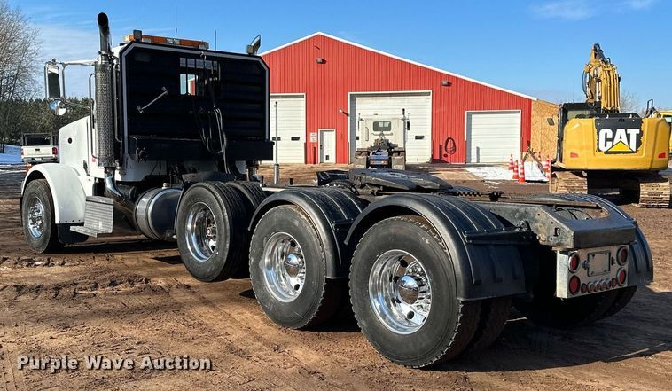 image for item MQ9530 2005 Peterbilt 357  semi truck