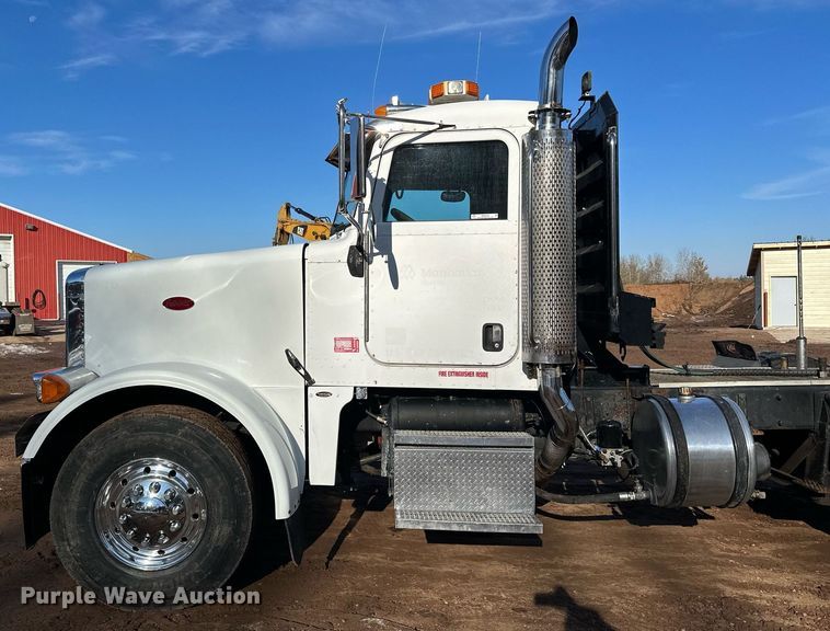 image for item MQ9530 2005 Peterbilt 357  semi truck