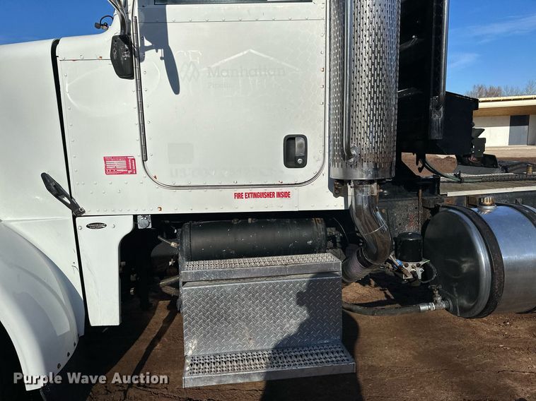 image for item MQ9530 2005 Peterbilt 357  semi truck