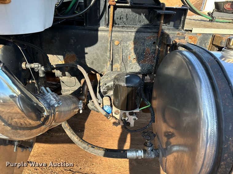 image for item MQ9530 2005 Peterbilt 357  semi truck