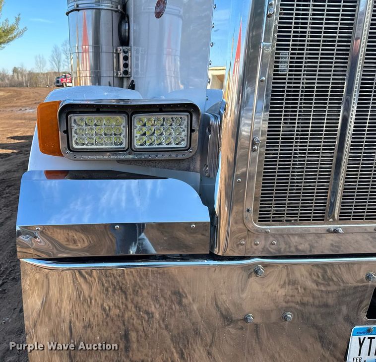 image for item MQ9530 2005 Peterbilt 357  semi truck