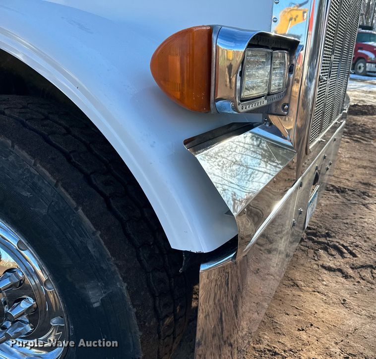 image for item MQ9530 2005 Peterbilt 357  semi truck